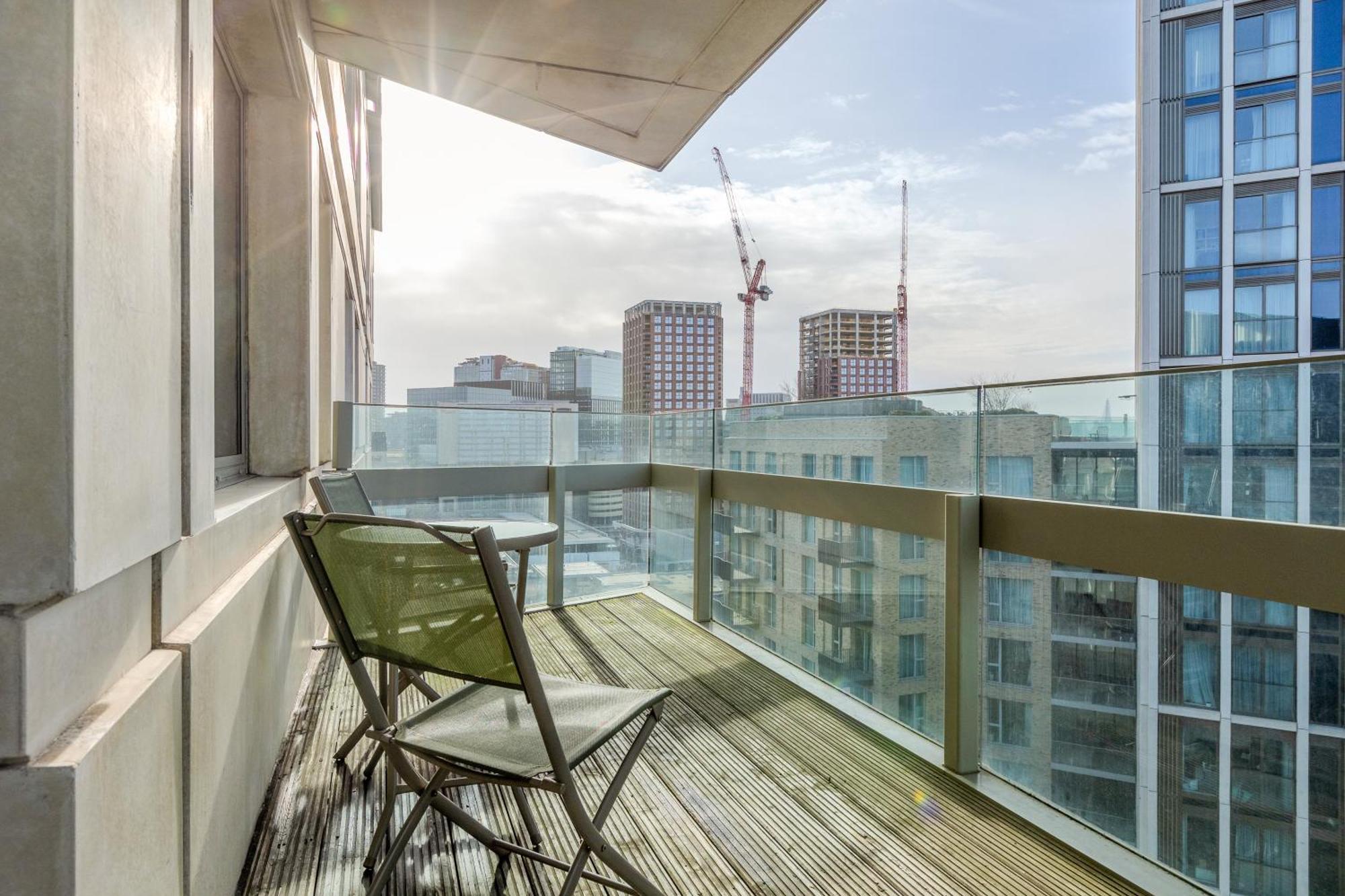 Апартаменти New Listing! 2Br With Balcony In Stratford, 3Min Dlr Лондон Екстер'єр фото